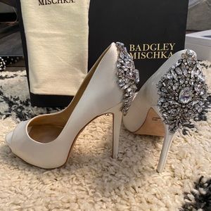 BADGLEY MISCHKA Kiara Satin Peep Toe Classic Pump